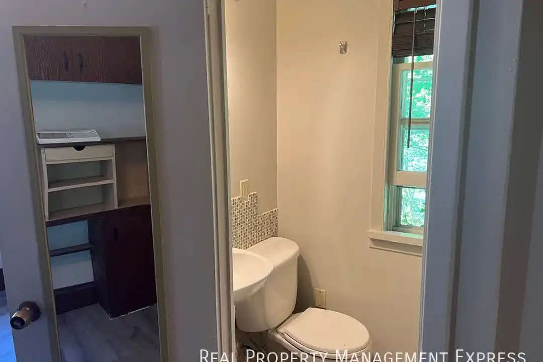 925 N Blauvelt Ave - More