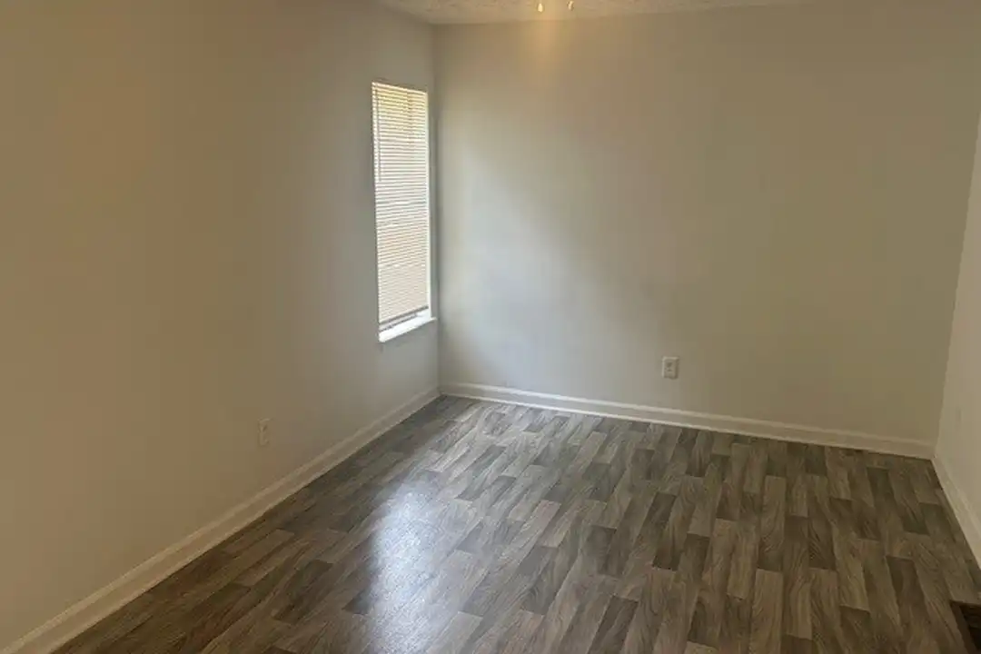 House in Auburn - View 4