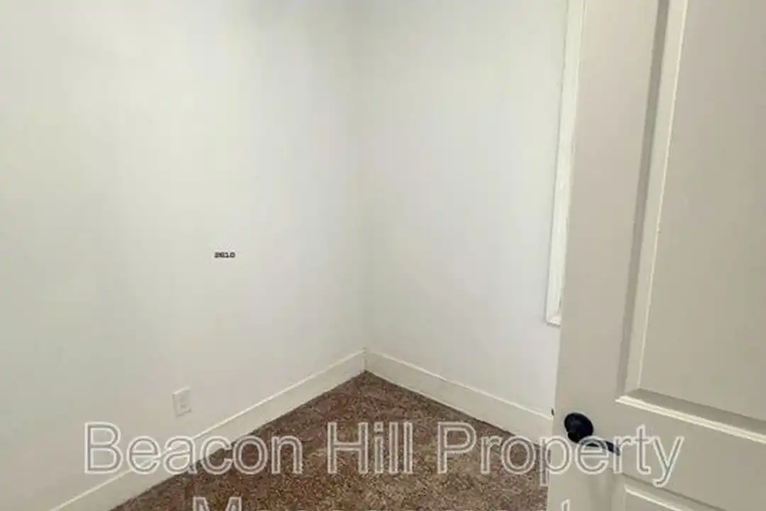 6514 Fullerton Ave - More