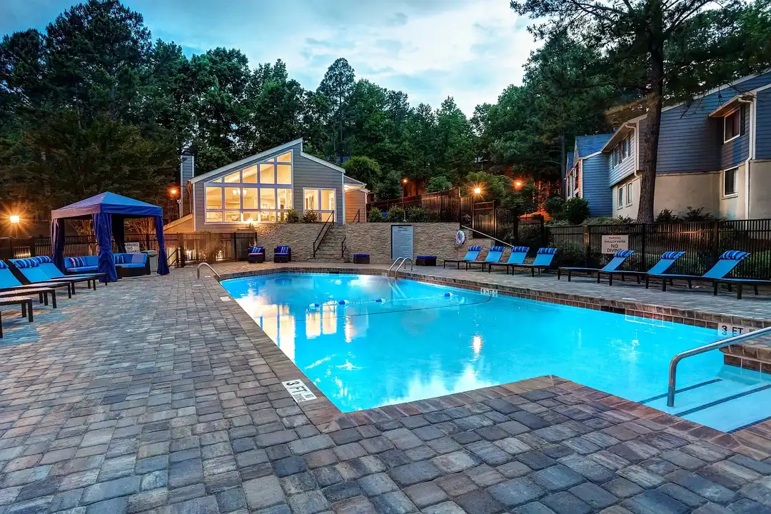700 Riverchase Apartments – photo 1