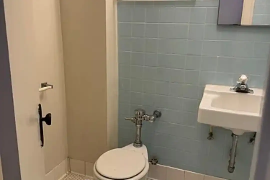 2218 N Summit Ave unit 200 - More