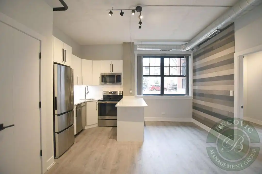 7645 N Sheridan Rd – pohled 2
