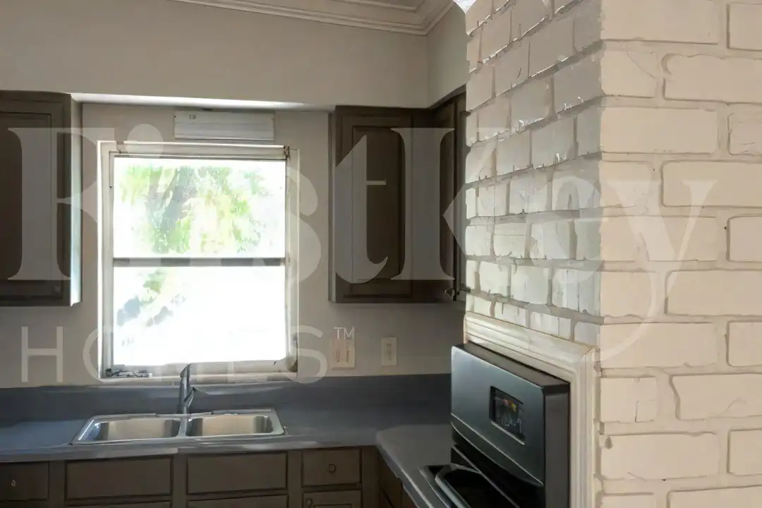 1324 N Powers Dr - View 4