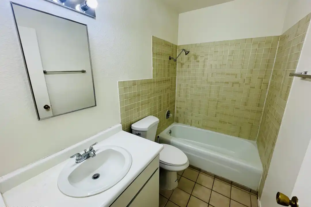 3216 N Cherry Ave - View 4