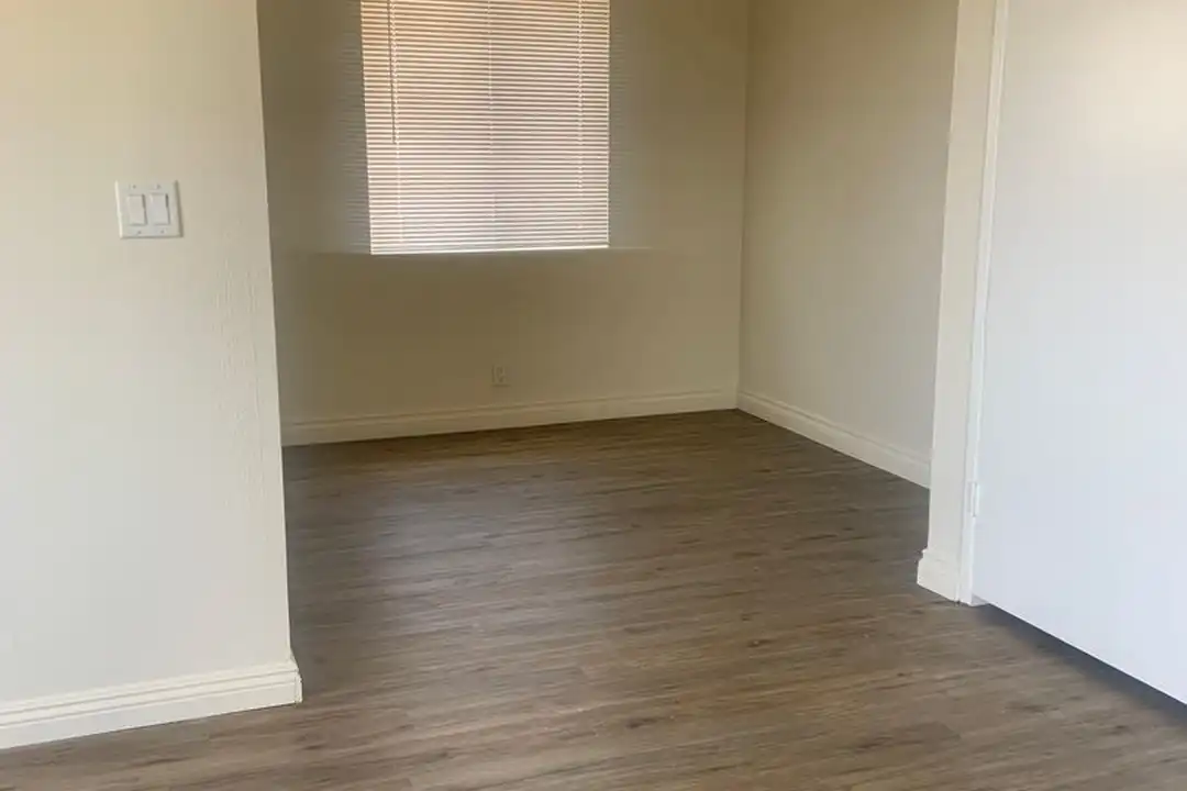 Apartment in Hawthorne - View 2