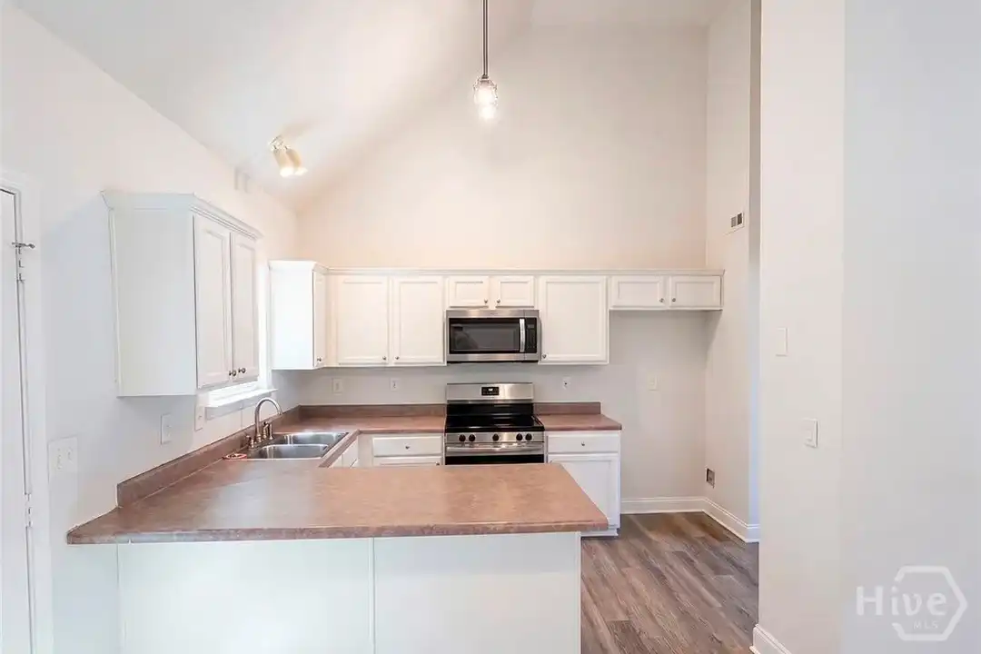 104 Peppertree - More