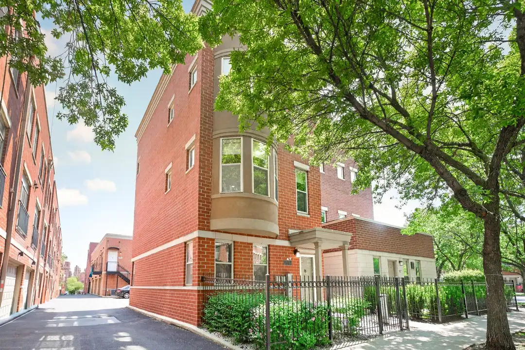 1409 N Burling St - View 2