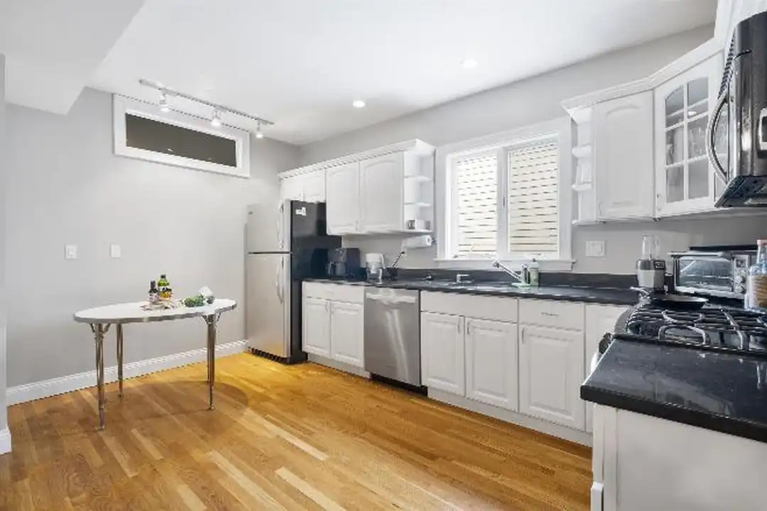 Apartment in Boston, Dorchester Heights, South Boston - View 2