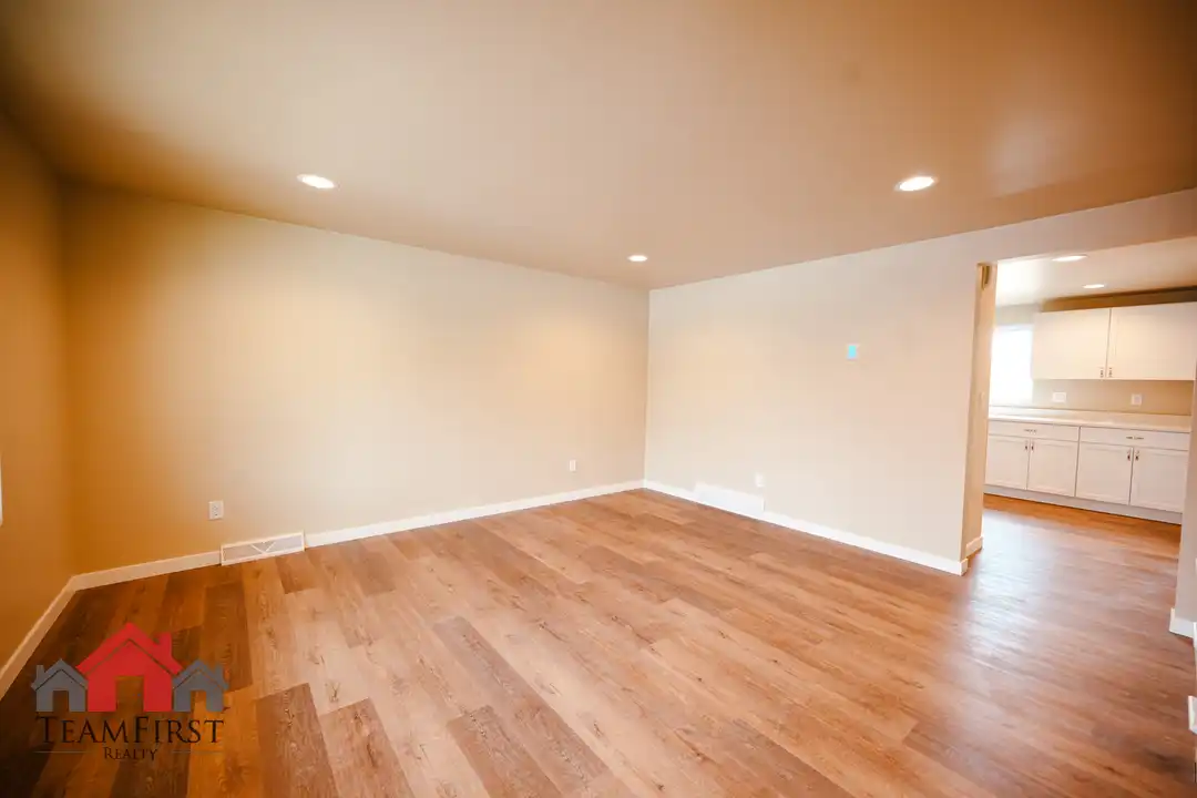 2022 Terry Ln - View 4