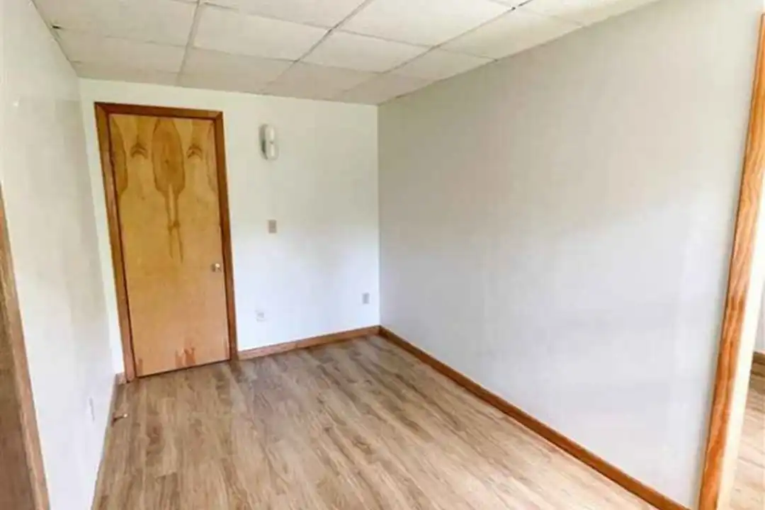 315 N Hickory St - More