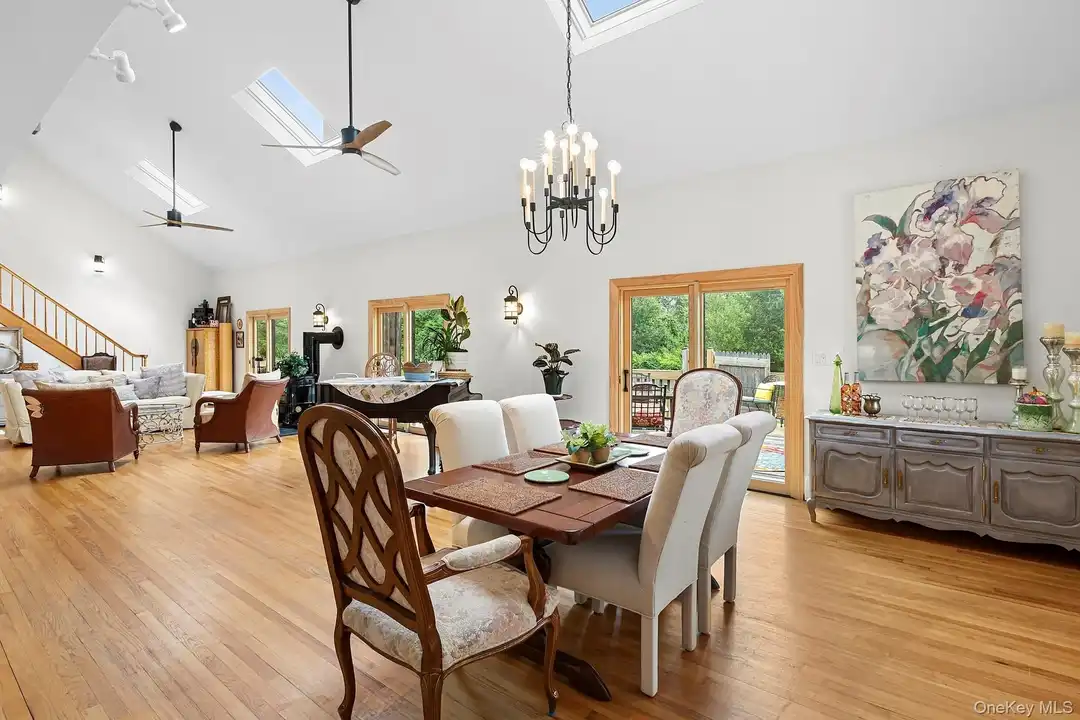 624 Noyack Rd – photo 1 of 15