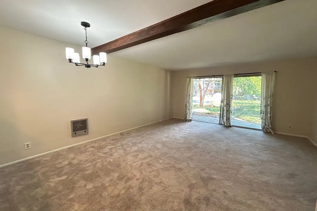 Apartment in Long Beach - View 5