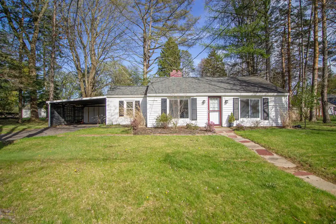 934 Mohegan Rd – photo 1 of 17