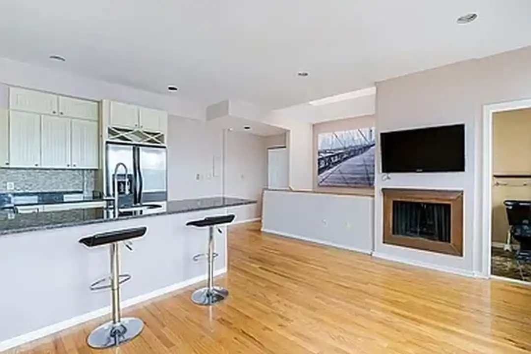 Apartment in Washington - View 2