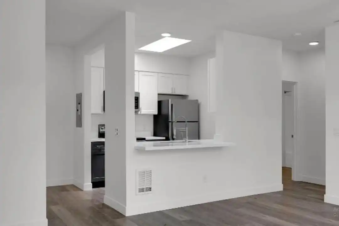 255 W Broadway – photo 1