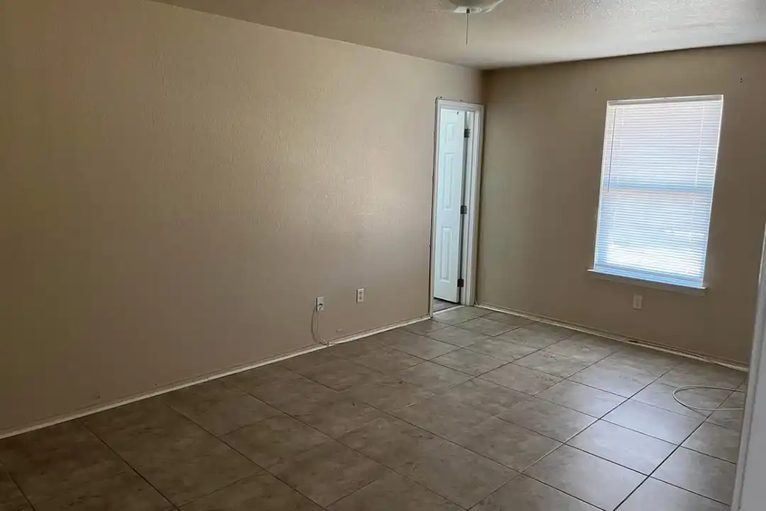 3611 Fox Glove Ln - More