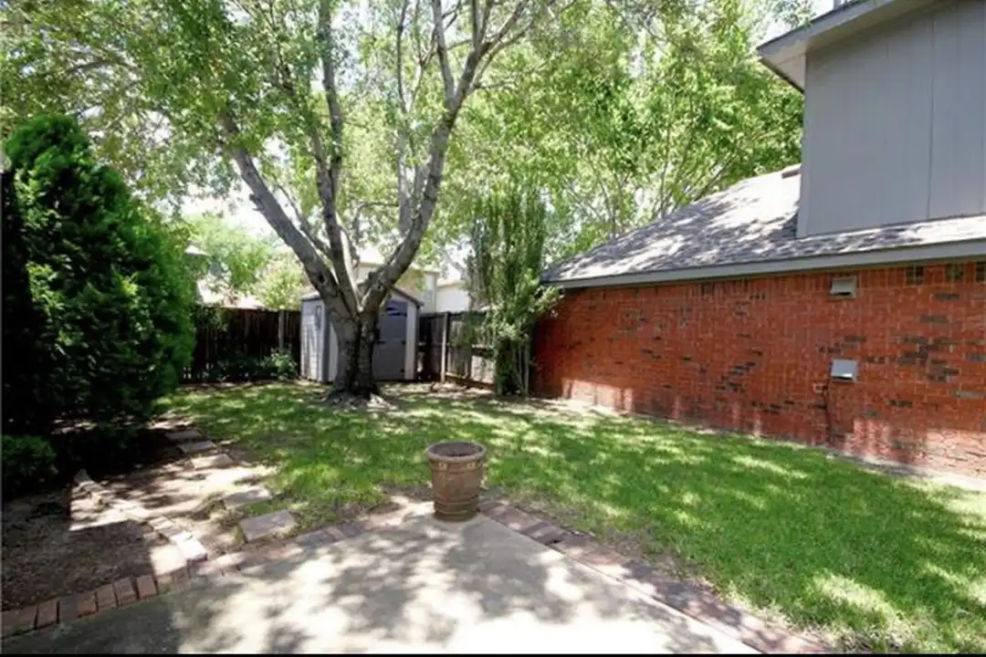 555 Village Green Dr - More