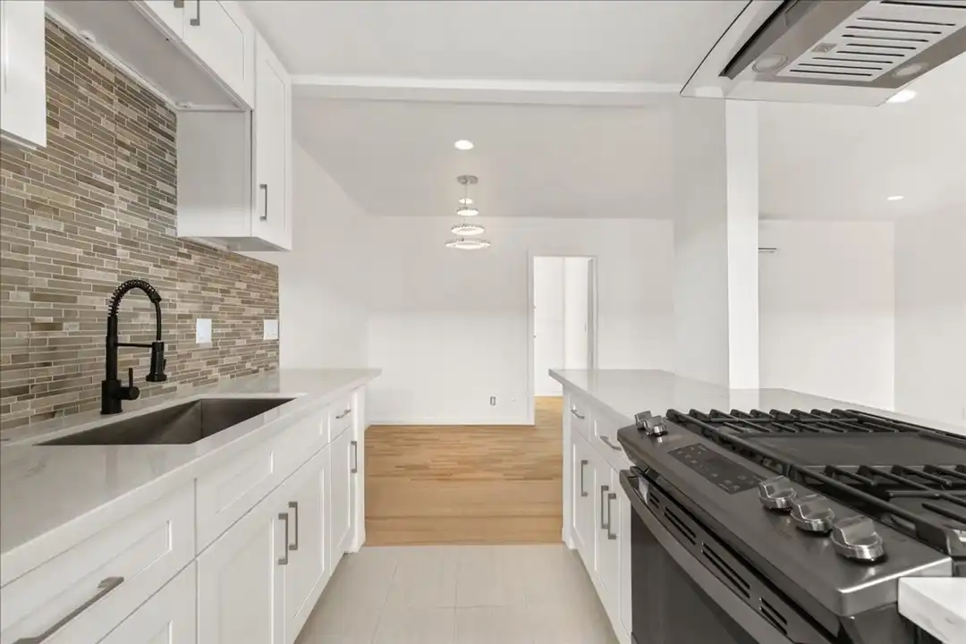 652 Hayworth Ave - View 4