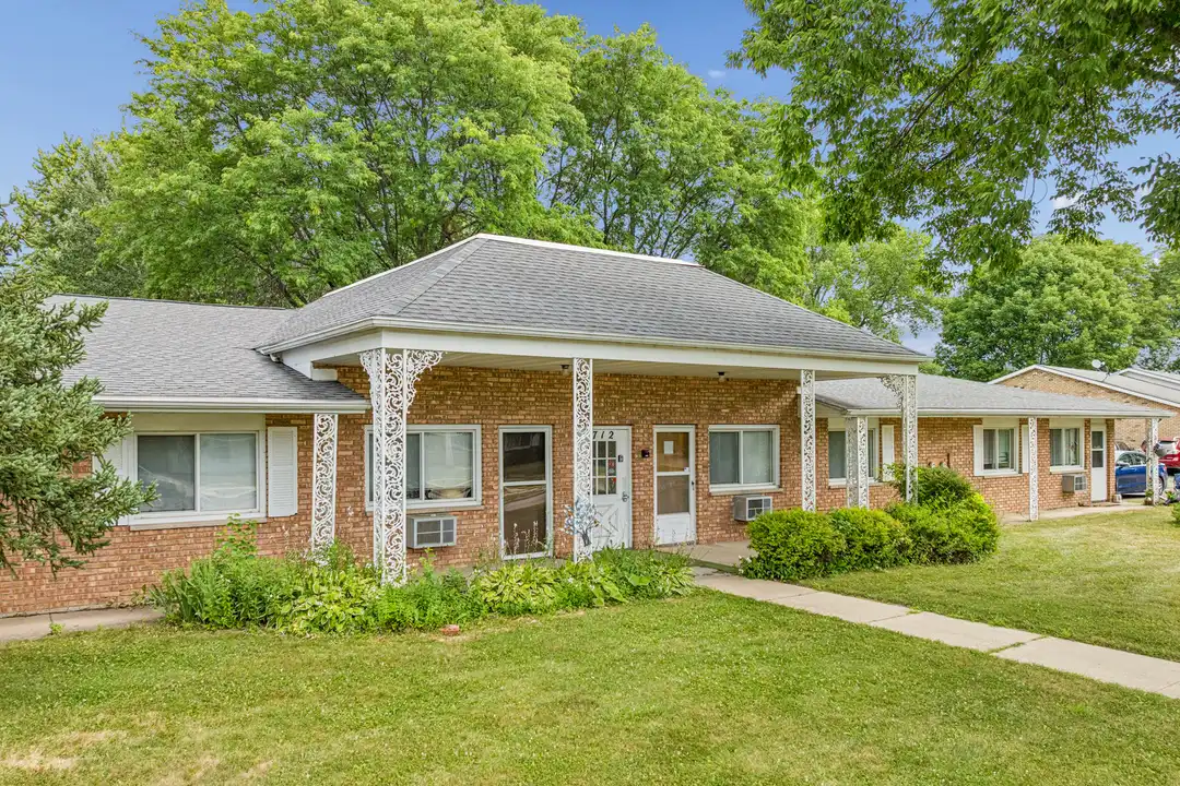 736 Chase Blvd – photo 1 of 8