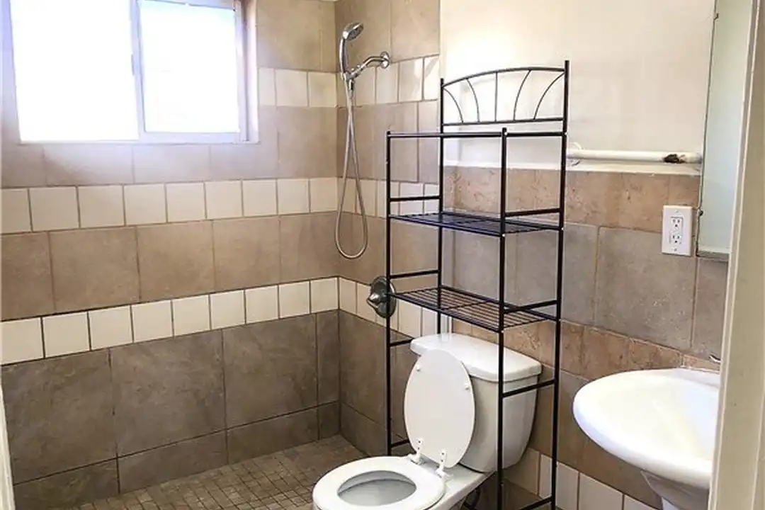 6963 Tamarisk Ave - More