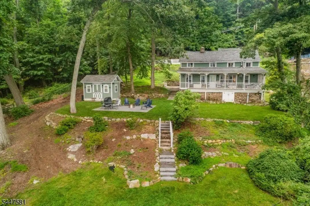 209 Hudson Ave – photo 1 of 40
