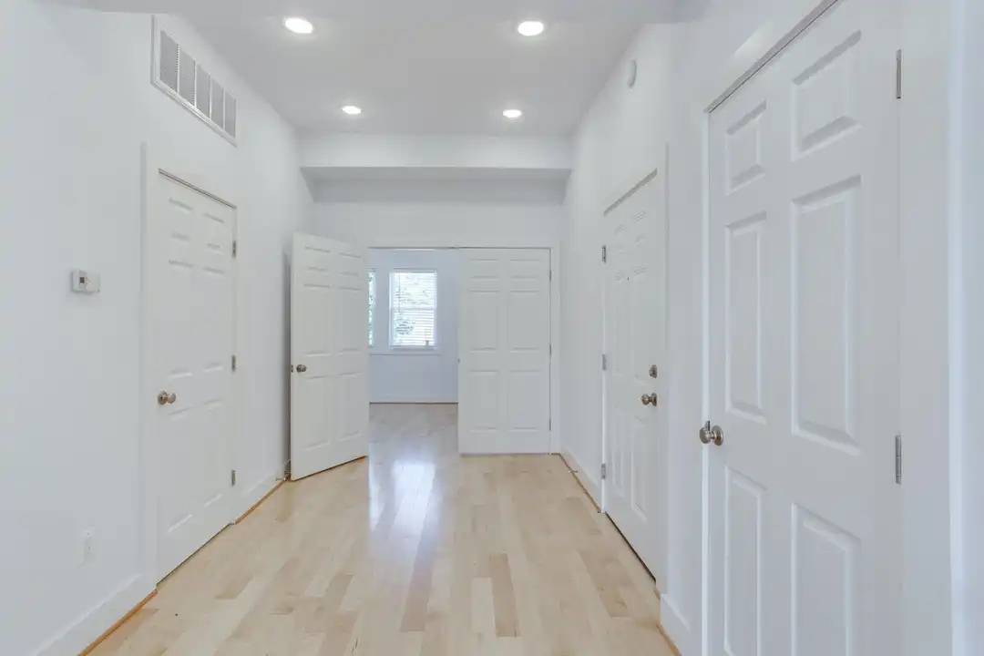 Apartment in Washington - View 3