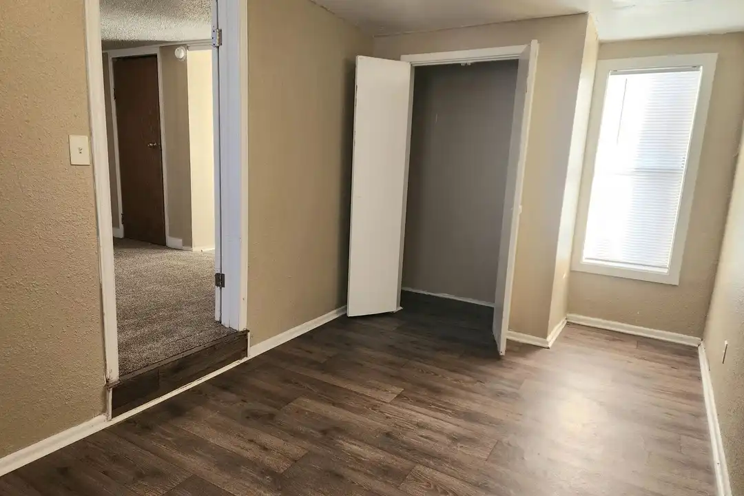216 S Avenue I unit 4 - View 6