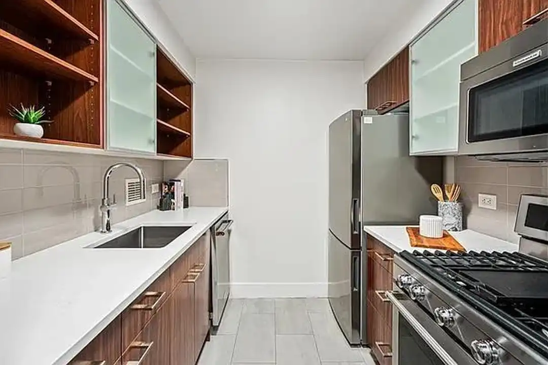 130 W 15th St unit 9B - Pogled 2
