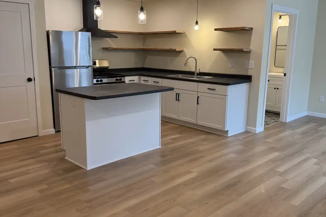 135 N 4th Ave unit 5 – photo 1 of 7