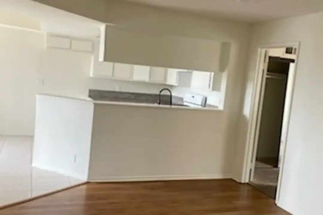 Apartment in Glendale - View 2