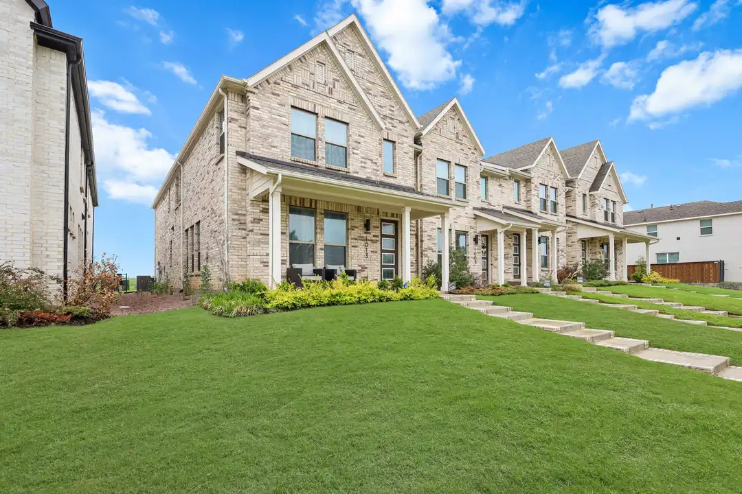 1013 Carnation Dr - View 2