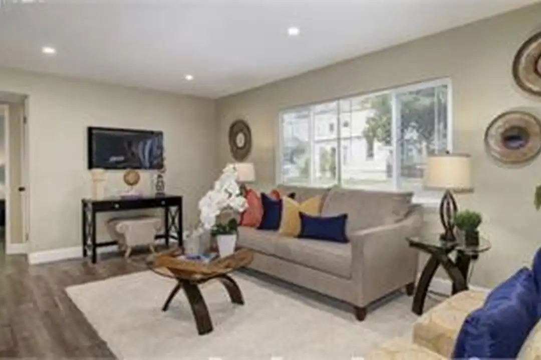 324 E Magnolia St unit 1 – photo 1