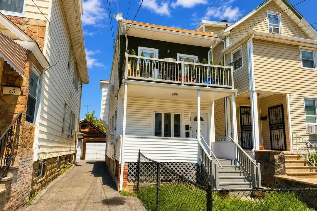 25 Monroe St #1 – photo 1 of 11