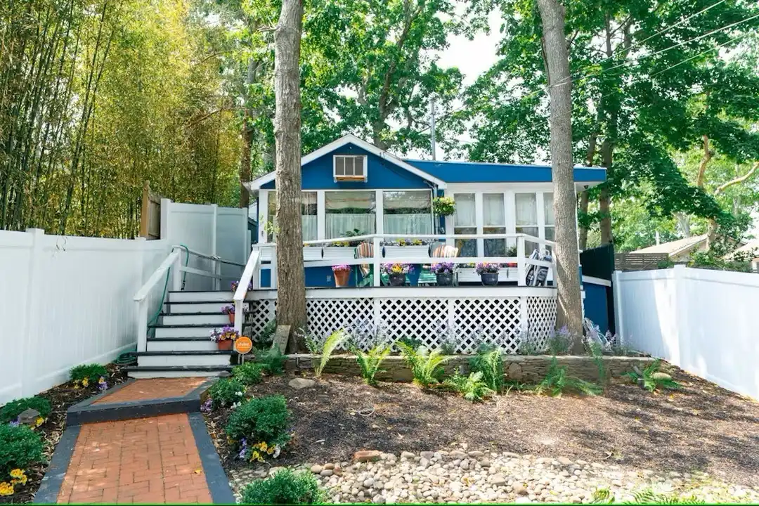 74 Richardson Ave – photo 1 of 5