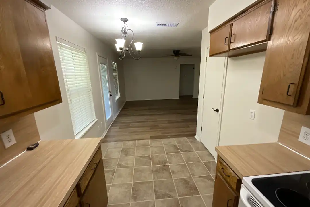 House in Iowa Park - View 5