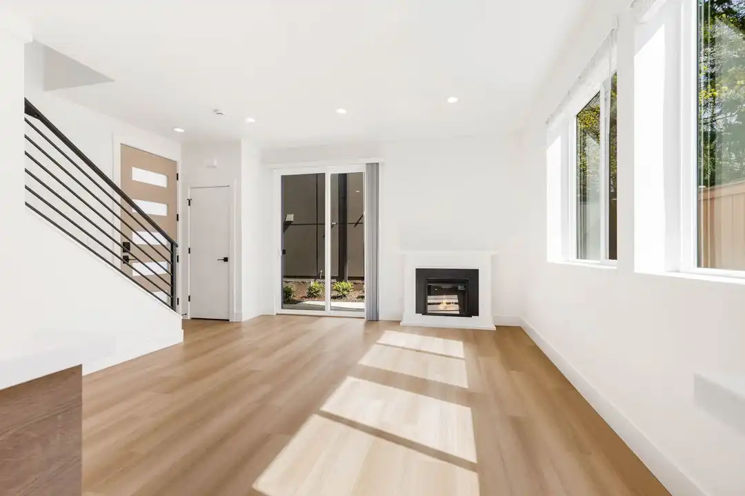 Apartment in Kirkland - View 3