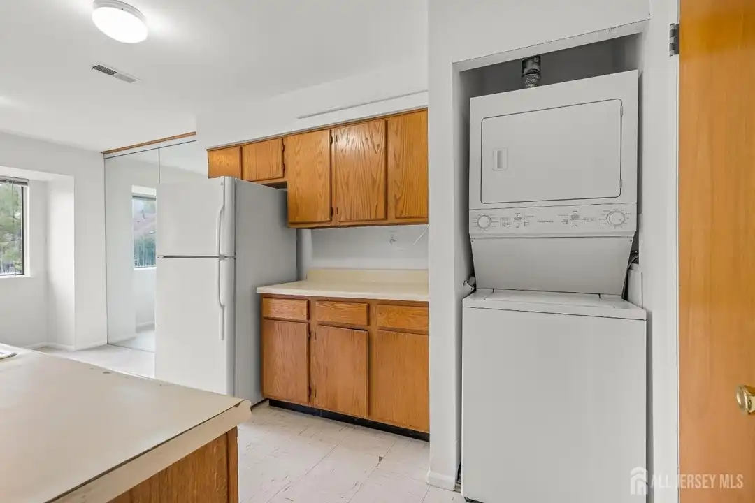 Apartment in Edison - View 5