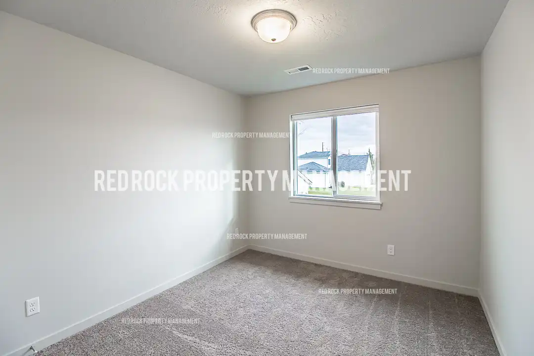 319 Woodlawn Ln - View 4