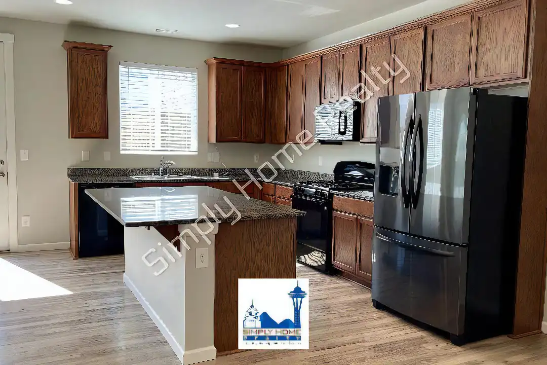 5021 Andrew St SE - View 4