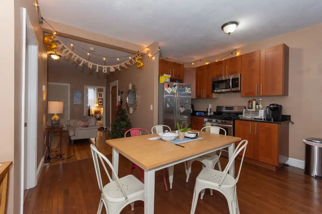 6 Glenville Ave – další