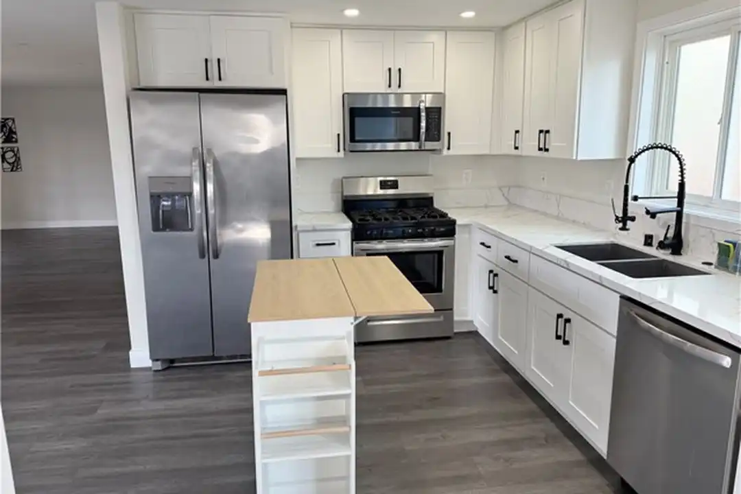 1393 Fern Ave - More