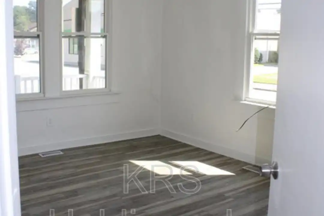 1821 Lasalle Ave - More