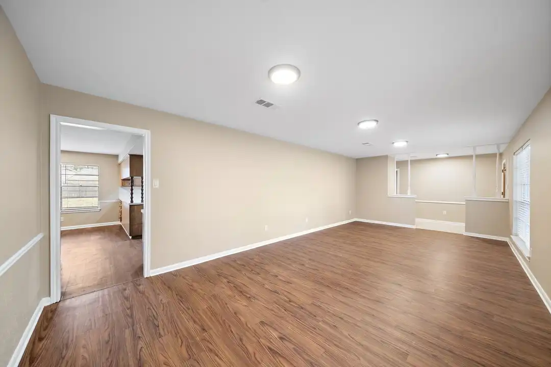 1104 Hillcrest Dr - View 2
