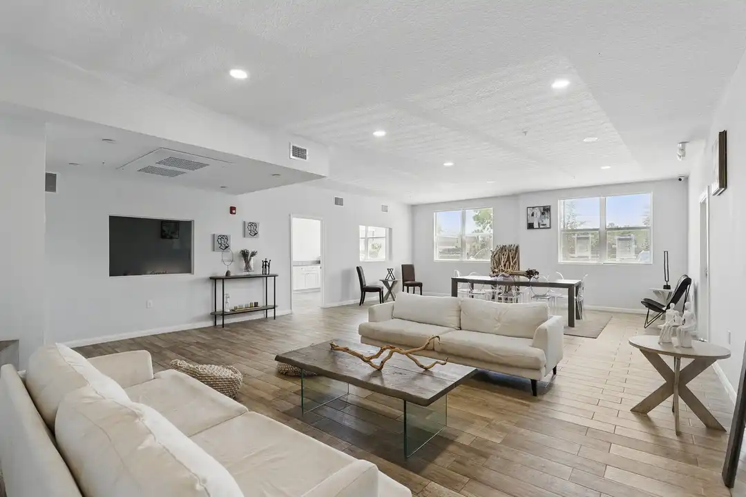 820 Isaacville Dr unit 201 - Veel