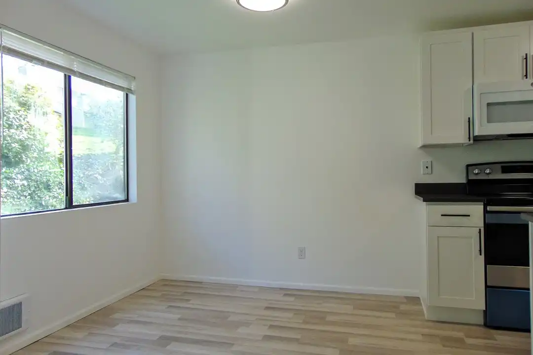 Apartment in Renton - View 3