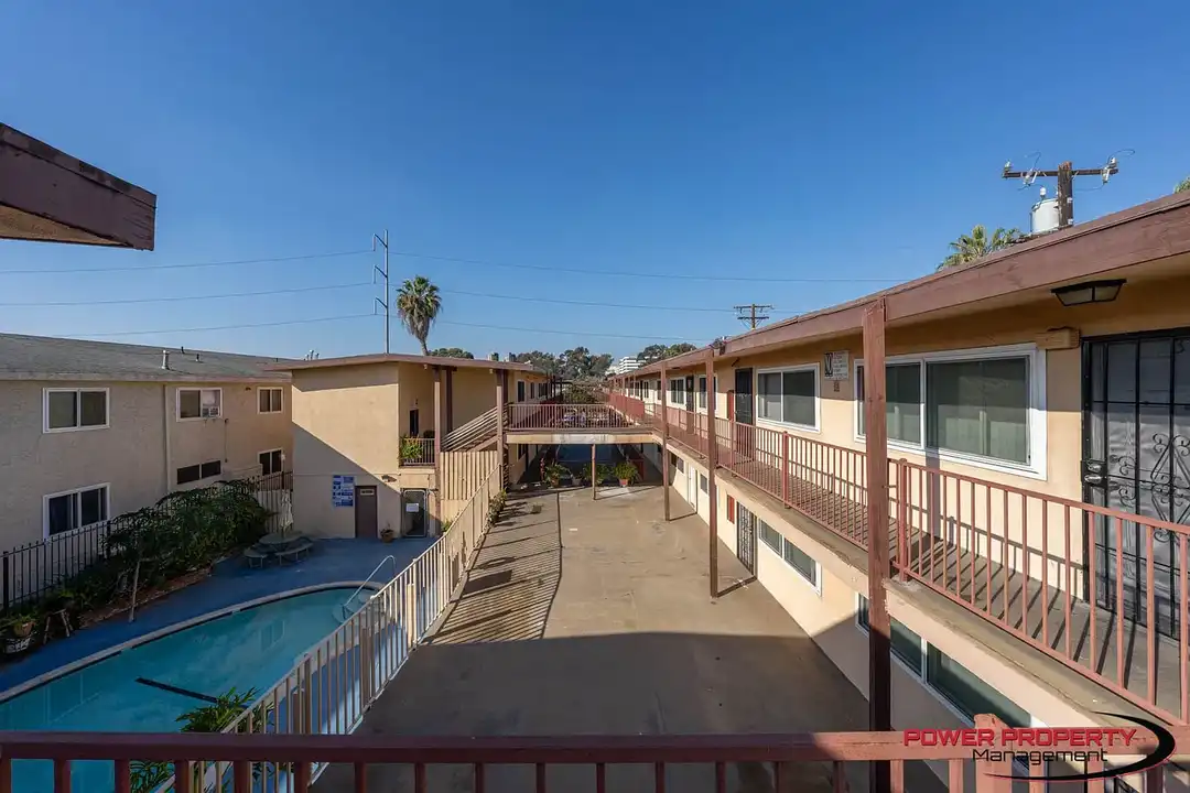 Apartment in Inglewood - View 2