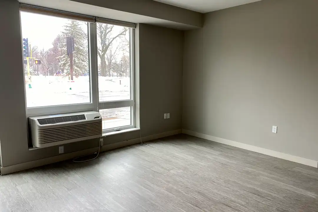 1501 Como Ave SE unit 100 – pohled 4