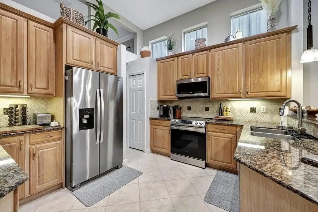 7602 Greenbrier Cir - View 5