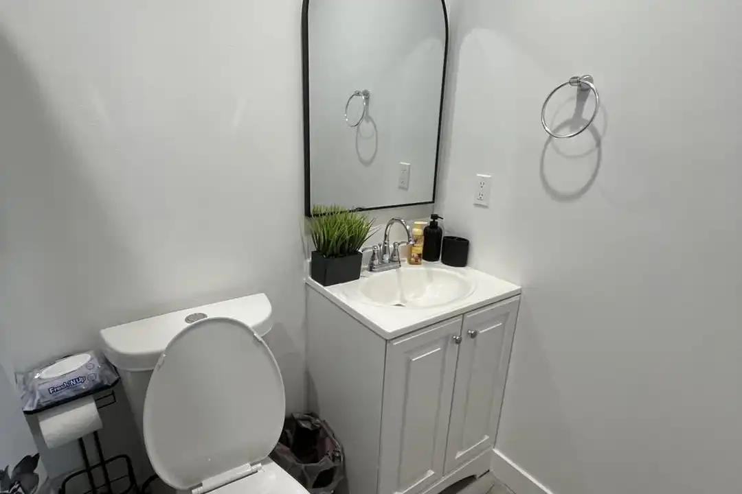 Apartment in Compton - View 4