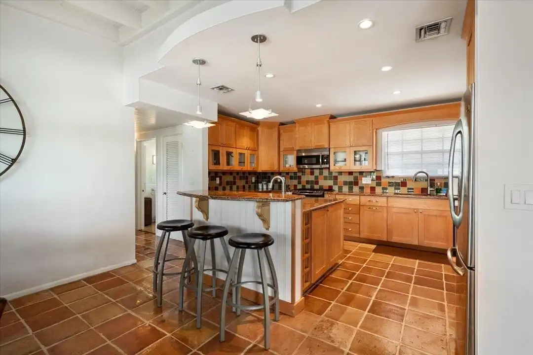 2201 N Lakeside Dr - More